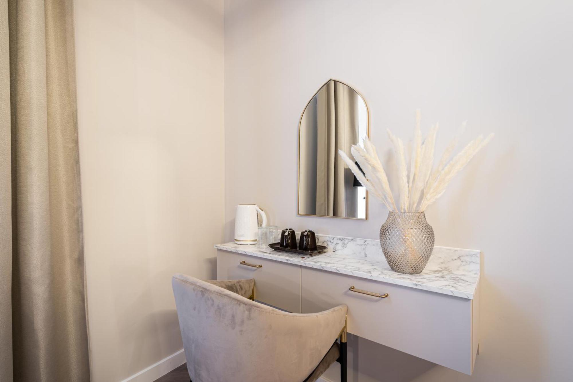 Timeless Boutique Suites By Bqa Budapest Exteriör bild