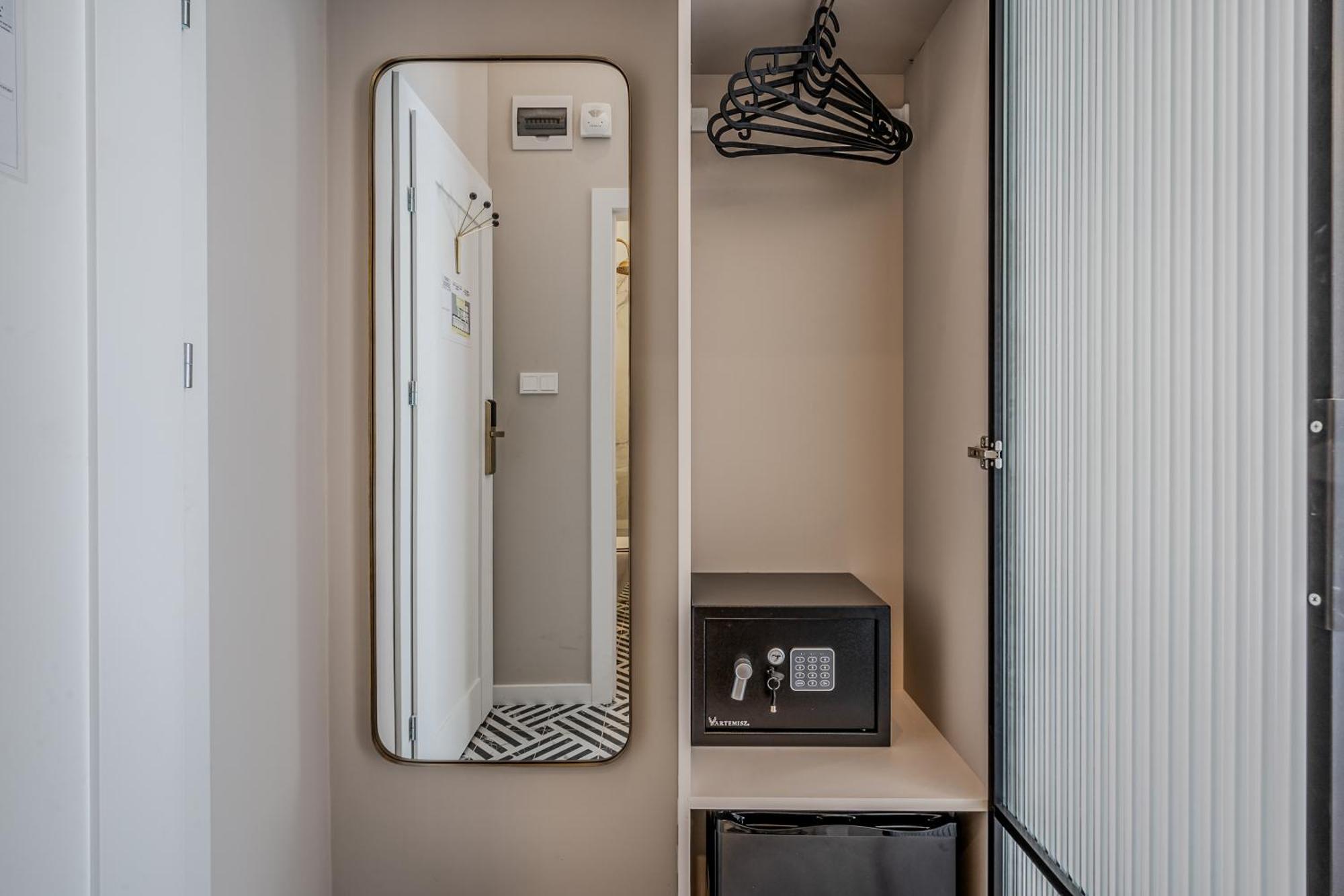 Timeless Boutique Suites By Bqa Budapest Exteriör bild